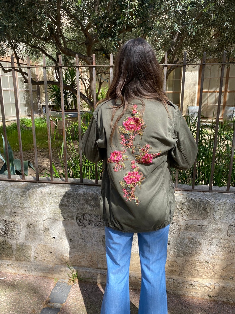 Veste militaire vintage customisée fleurs brodées et sequins Tailles disponibles en S M M/L faites à la demande. Contact en mp image 6