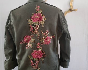 Veste militaire vintage customisée fleurs brodées et sequins Tailles disponibles en S M M/L  faites à la demande. Contact en mp