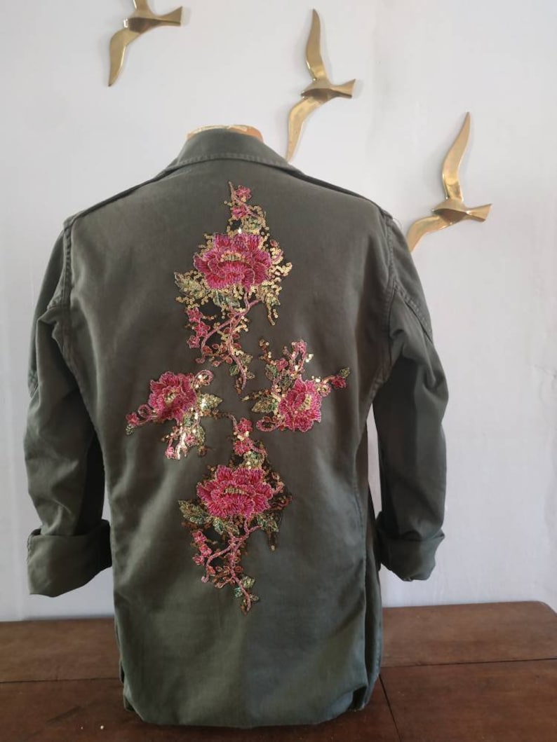 Veste militaire vintage customisée fleurs brodées et sequins Tailles disponibles en S M M/L faites à la demande. Contact en mp image 1