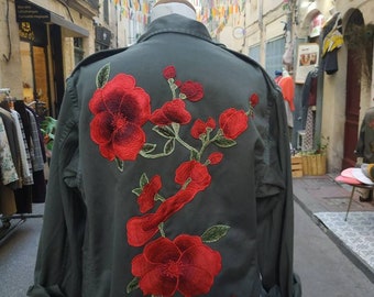 Veste militaire vintage customisée fleurs rouges tailles S M M/L faites à la demande. Contact mp pour tailles dispo.