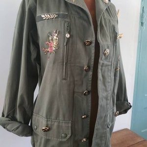 Veste militaire vintage customisée Paon doré. Tailles faites à la demande. Me contacter par message pour les tailles dispo. image 7