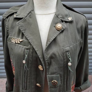 Veste militaire vintage customisée fleurs brodées et sequins Tailles disponibles en S M M/L faites à la demande. Contact en mp image 5