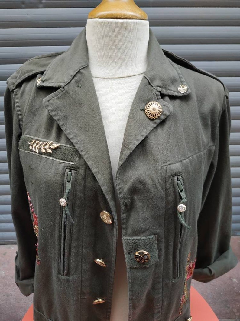 Veste militaire vintage customisée fleurs brodées et sequins Tailles disponibles en S M M/L faites à la demande. Contact en mp image 5