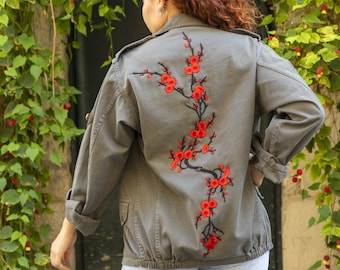 Veste militaire vintage customisée fleurs de cerisier rouges . Dispo en taille S.M.L.xl Contact en mp pour tailles  dispo