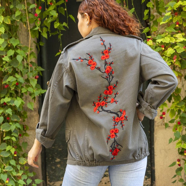 Veste militaire vintage customisée fleurs de cerisier rouges . Dispo en taille S.M.L.xl Contact en mp pour tailles  dispo