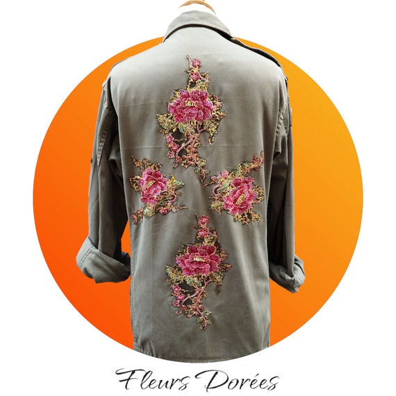 Veste militaire vintage customisee fleurs brodees et sequins Tailles disponibles en S M M L faites a la demande. Contact en mp Etsy France