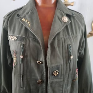 Veste militaire vintage customisée Paon doré. Tailles faites à la demande. Me contacter par message pour les tailles dispo. image 6