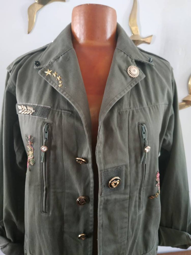 Veste militaire vintage customisée Paon doré. Tailles faites à la demande. Me contacter par message pour les tailles dispo. image 6