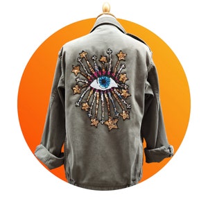 JASMINE Vintage-Militärjacke, personalisiert mit sternförmigem Schutzauge. Möglich in den Größen SMLXL. auf Anfrage gefertigt.