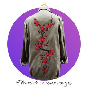 Individuell gestaltete Vintage-Militärjacke mit roten Kirschblüten. Erhältlich in den Größen S, M, L und XL. Bitte kontaktieren Sie uns per Privatnachricht für die verfügbaren Größen. LeBoudoirbyOhfee