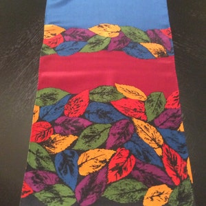 Vintage ECHO langer, leichter, heller Schal mit abstraktem Blätter Muster