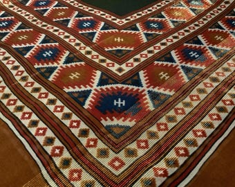 Bufanda oriental vintage EATON con hilos metálicos, cuadrada, naranja, roja, verde y negra, con flecos en los extremos. Fabricada en Italia.