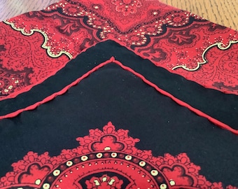 Pañuelo de bolsillo vintage con dobladillo hecho a mano, rojo y negro, excelente estado.