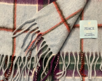 Bufanda vintage de tartán azul de lana de cordero 100 % con flecos de cuerda.