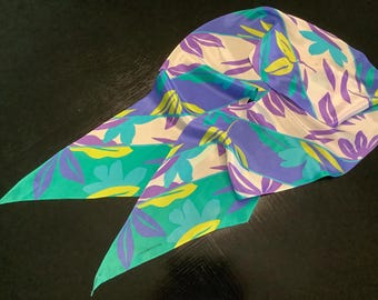 Bufanda larga y delgada de seda vintage LIZ CLAIBORNE con estampado floral y lazo para el cabello en morado, verde, azul y blanco.