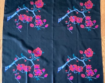 Bufanda étnica tailandesa vintage de seda tailandesa, cuadrada, grande, con estampado floral, en negro y rojo. Excelente estado.