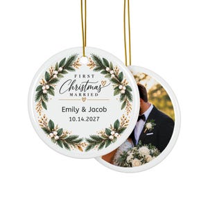 Decorazione natalizia personalizzata per il primo Natale da sposati, con foto di matrimonio personalizzata, ricordo natalizio in ceramica a doppia faccia.