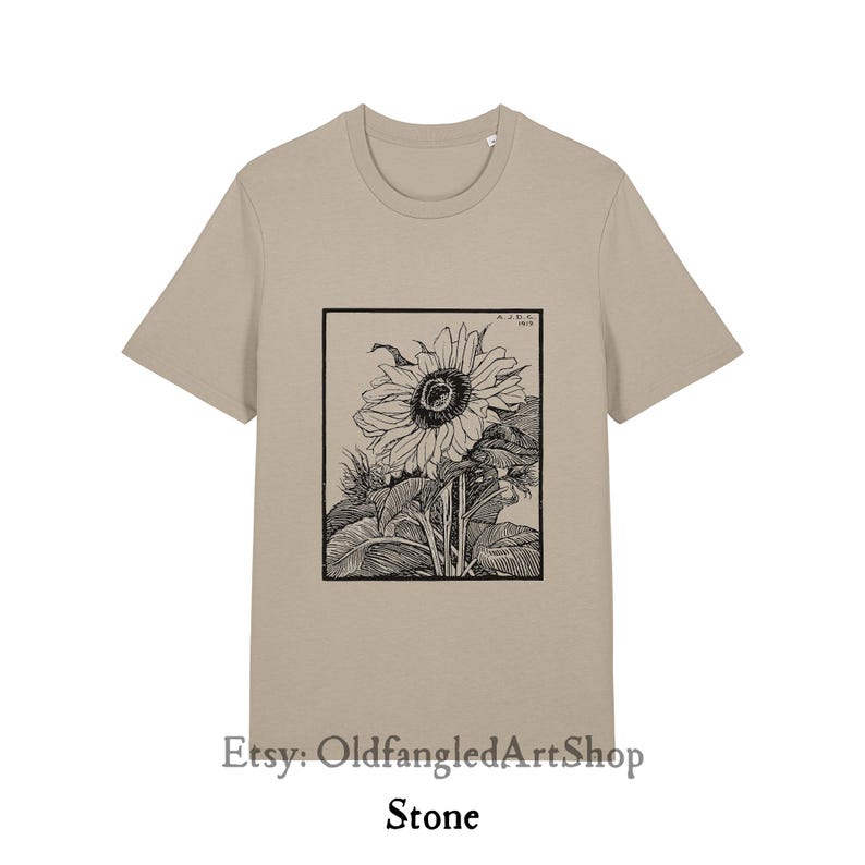 K&ouml;nnte beinhalten: Steinfarbenes T-Shirt mit einer Schwarz-Wei&szlig;-Sonnenblumenillustration in einem rechteckigen Rahmen. Das Shirt hat kurze &Auml;rmel und einen Rundhalsausschnitt. Der Etsy-Shop-Name und das Wort "Stone" sind unten aufgedruckt.