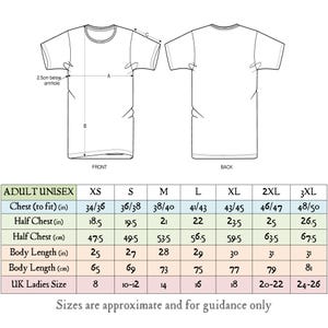 K&ouml;nnte beinhalten: Diagramm eines Unisex-T-Shirts, Vorder- und R&uuml;ckansicht, mit Gr&ouml;&szlig;entabelle. Die Tabelle enth&auml;lt Brust- und K&ouml;rperl&auml;ngenmessungen in Zentimetern und Zoll, von XS bis 3XL. Britische Damengr&ouml;&szlig;en sind ebenfalls aufgef&uuml;hrt.