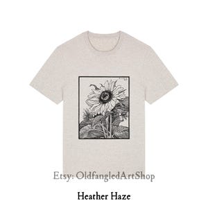 K&ouml;nnte beinhalten: Hellgraues Heather Haze T-Shirt mit einer schwarz-wei&szlig;en Sonnenblumenillustration in einem rechteckigen Rahmen. Der Etsy-Shop-Name ist OldfangledArtShop.
