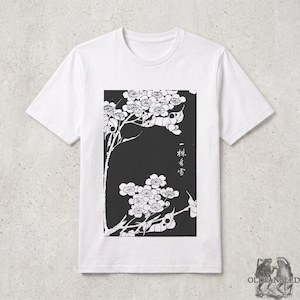 Könnte beinhalten: Ein weißes T-Shirt mit kurzen Ärmeln und einem rechteckigen schwarz-weißen Grafikdruck auf der Brust. Der Druck zeigt einen Zweig mit blühenden Blumen und Blättern, begleitet von vertikalen japanischen Kalligrafiezeichen auf der rechten Seite.