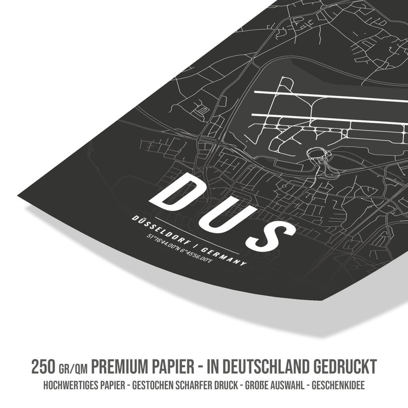 Puede incluir: Un mapa en blanco y negro de D&uuml;sseldorf, Alemania, con el nombre de la ciudad y las coordenadas impresas en blanco. El texto "250 gr/qm Premium Papier - In Deutschland Gedruckt" est&aacute; impreso en la parte inferior del mapa. El texto "Hochwertiges Papier - Gestochen Scharfer Druck - Grobe Auswahl - Geschenkidee" est&aacute; impreso debajo de la primera l&iacute;nea de texto.