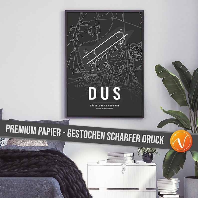 Puede incluir: Una impresi&oacute;n de mapa de aeropuerto en blanco y negro con el texto "DUS DUSSELDORF | GERMANY 51.3744&deg;N 6.9514&deg;E".