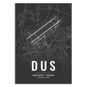 Puede incluir: Un mapa en blanco y negro del Aeropuerto de D&uuml;sseldorf (DUS) en Alemania. El mapa muestra la disposici&oacute;n del aeropuerto, incluidas las pistas, las v&iacute;as de rodaje y las terminales. El texto "DUS" se muestra en letras blancas grandes en la parte inferior del mapa, junto con la ubicaci&oacute;n del aeropuerto: "D&Uuml;SSELDORF | ALEMANIA 51&deg;16'44.00"N 6&deg;45'56.00"E".