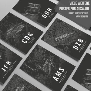 Puede incluir: Un conjunto de cinco mapas de aeropuertos en blanco y negro con los c&oacute;digos de aeropuerto JFK, CDG, DOH, AMS y DXB. El texto "VIELE WEITERE POSTER ZUR AUSWAHL D&Uuml;SSELDORF, NEW YORK, M&Uuml;NCHEN UVM." est&aacute; en la parte superior de la imagen.