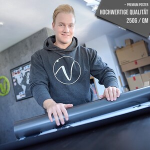 Puede incluir: Una persona enrolla un tubo grande de p&oacute;ster. El p&oacute;ster est&aacute; impreso con el texto "PREMIUM POSTER HOCHWERTIGE QUALIT&Auml;T 250G / QM".