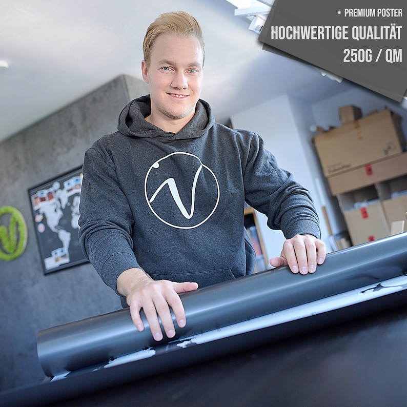 Puede incluir: Una persona enrolla un tubo grande de p&oacute;ster. El p&oacute;ster est&aacute; impreso con el texto "PREMIUM POSTER HOCHWERTIGE QUALIT&Auml;T 250G / QM".