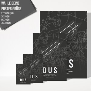 Puede incluir: Un mapa en blanco y negro de D&uuml;sseldorf, Alemania, con el nombre de la ciudad y las coordenadas impresas en la parte inferior. El mapa muestra las calles de la ciudad, el aeropuerto y los alrededores. El texto "W&auml;hle deine Poster Gr&ouml;&szlig;e" est&aacute; impreso en blanco en la parte superior de la imagen, seguido de una lista de tama&ntilde;os de p&oacute;ster en cent&iacute;metros.