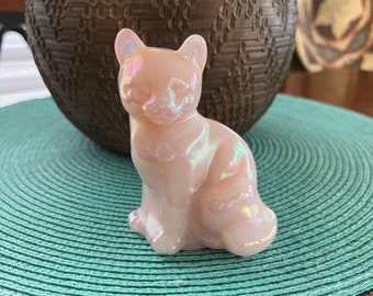 Figura de gato iridiscente rosa de vidrio Fenton - Firmado