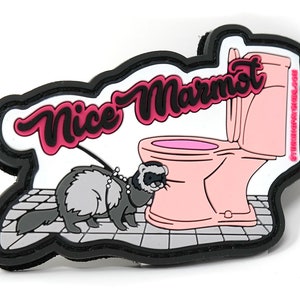 Pode incluir: Um patch com um design de desenho animado com um furão na coleira perto de uma sanita rosa. O texto "Nice Marmot" está em script rosa com uma contorno preto. O patch tem uma borda preta e um fundo branco.