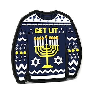 Op de afbeelding: Blauw en wit geborduurde patch met een menorah en de tekst "GET LIT".