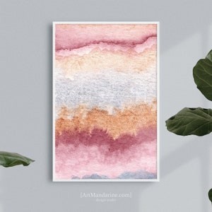 Puede incluir: Impresión artística abstracta en acuarela en un marco blanco. La obra presenta bandas horizontales de color, incluyendo rosa, melocotón, plata y burdeos. La parte inferior de la impresión tiene el texto "[ArtMandarine.com] - design studio".
