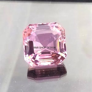 18 x 18 mm のピンク モルガナイト クォーツ、正方形、ファセット加工、エメラルド カットの宝石。