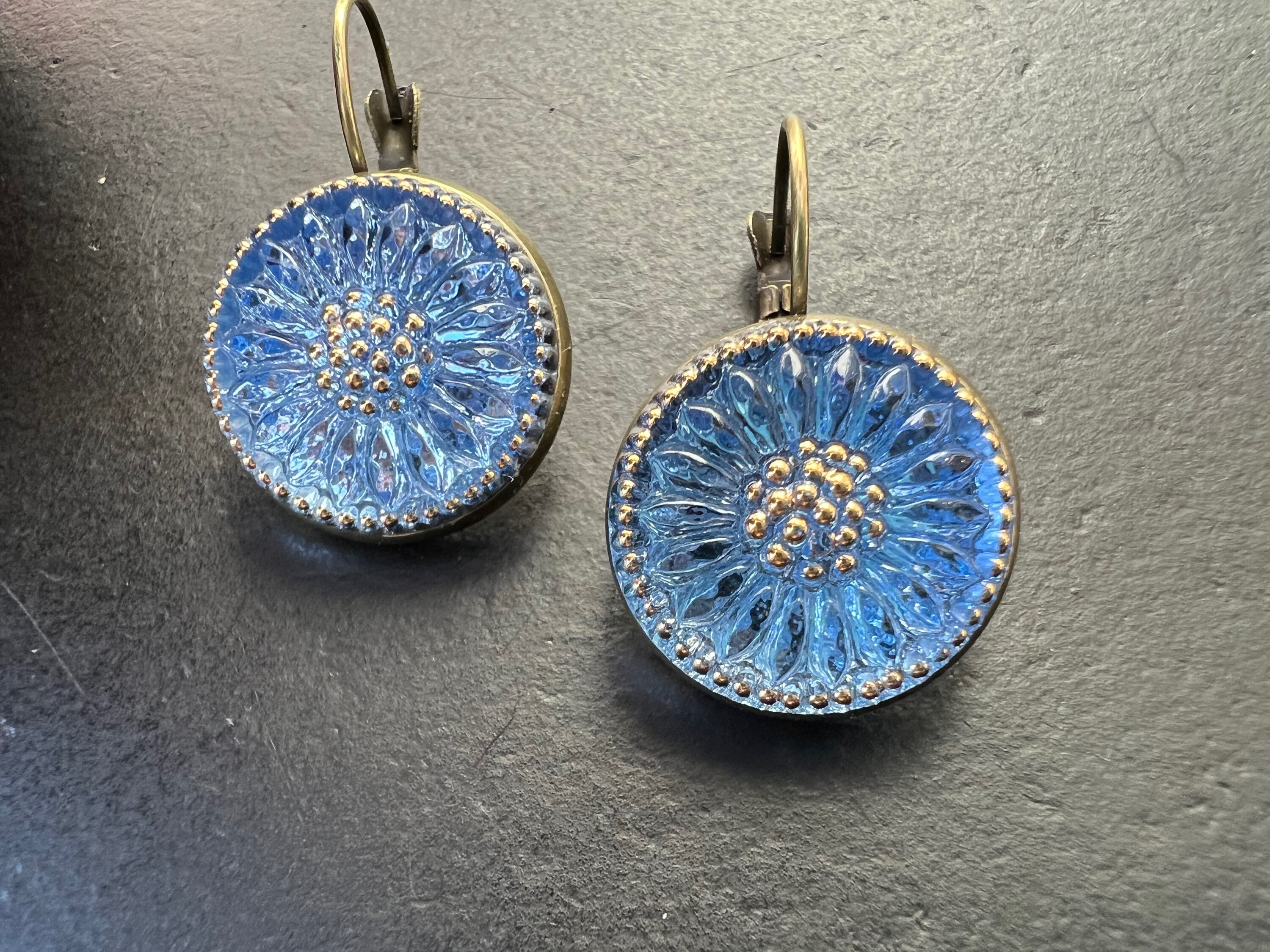 Boucles D'oreilles Vintage En Pâte De Verre Bleu Irisé - Forme Feuille, Style Kitsch, Fermoir Clip, Occasion