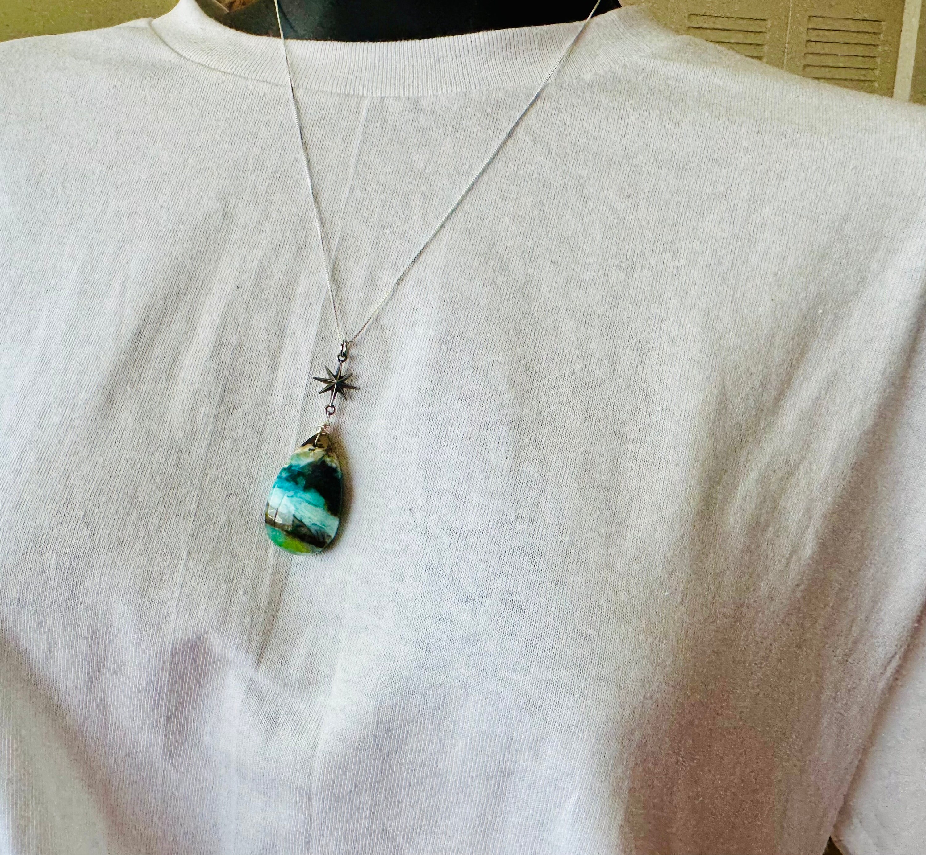 クリスタルオパール　化石 シルバー ペンダント ブルーオパールの化石木ペンダント：スターリングシルバーの宝石