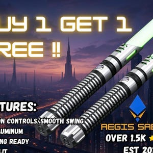 Pu&ograve; includere: Due spade laser argento e nere con lame verdi su uno sfondo di paesaggio urbano futuristico. L'immagine include il testo "COMPRA 1 PRENDI 1 GRATIS !!" ed elenca caratteristiche come il controllo del movimento.