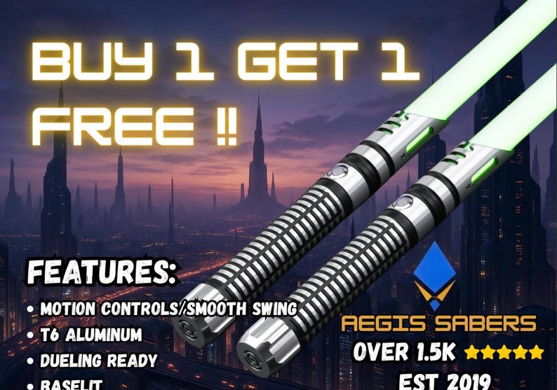 Pu&ograve; includere: Due spade laser argento e nere con lame verdi su uno sfondo di paesaggio urbano futuristico. L'immagine include il testo "COMPRA 1 PRENDI 1 GRATIS !!" ed elenca caratteristiche come il controllo del movimento.