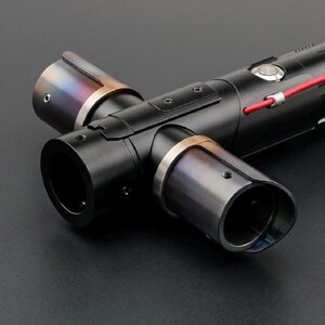 K&ouml;nnte beinhalten: Ein Set aus drei Keramikbechern mit gesprenkelter, matter Oberfl&auml;che. Die Becher sind in Creme-, Hellgrau- und Dunkelgraut&ouml;nen gehalten. Jeder Becher hat ein schlichtes, minimalistisches Design.