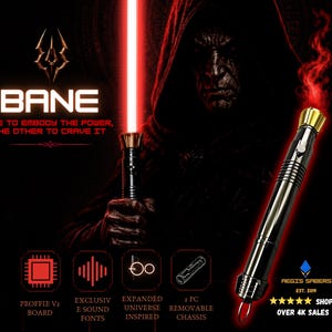 Op de afbeelding: Een zwart en gouden lichtzwaard met een rood lemmet, het woord "BANE" wordt weergegeven boven de tekst "ONE TO EMBODY THE POWER, THE OTHER TO CRAVE IT". De afbeelding bevat ook pictogrammen en tekst over de kenmerken van het product.