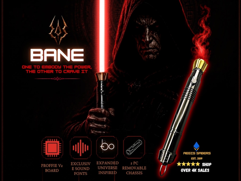 Op de afbeelding: Een zwart en gouden lichtzwaard met een rood lemmet, het woord "BANE" wordt weergegeven boven de tekst "ONE TO EMBODY THE POWER, THE OTHER TO CRAVE IT". De afbeelding bevat ook pictogrammen en tekst over de kenmerken van het product.