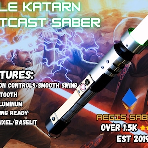 Op de afbeelding: Een zilveren en zwarte lichtzwaard met een wit blad, de tekst "KYLE KATARN OUTCAST SABER" staat bovenaan. Kenmerken zijn onder meer bewegingsbesturing, Bluetooth, T6 aluminium en klaar om te duelleren. Het Aegis Sabers-logo is zichtbaar.