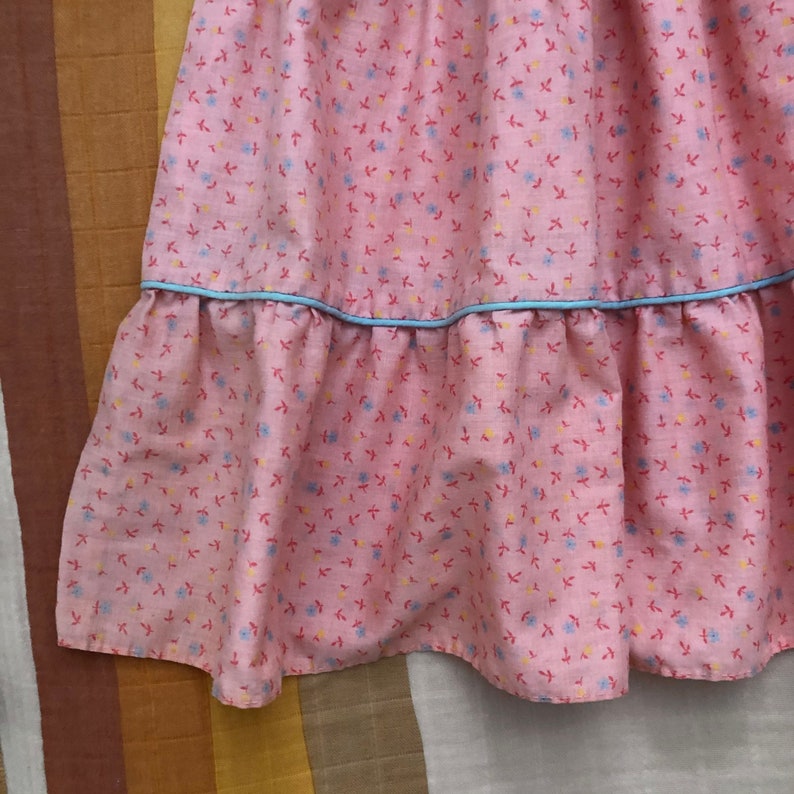 Vintage Girl/'s Vintage Pink Ditsy Floral Print Prairie Style Tiered Midi Dress with Smocking