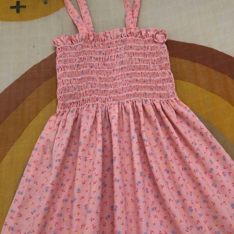 Vintage Girl/'s Vintage Pink Ditsy Floral Print Prairie Style Tiered Midi Dress with Smocking