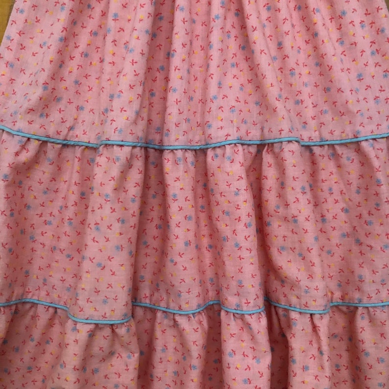 Vintage Girl/'s Vintage Pink Ditsy Floral Print Prairie Style Tiered Midi Dress with Smocking