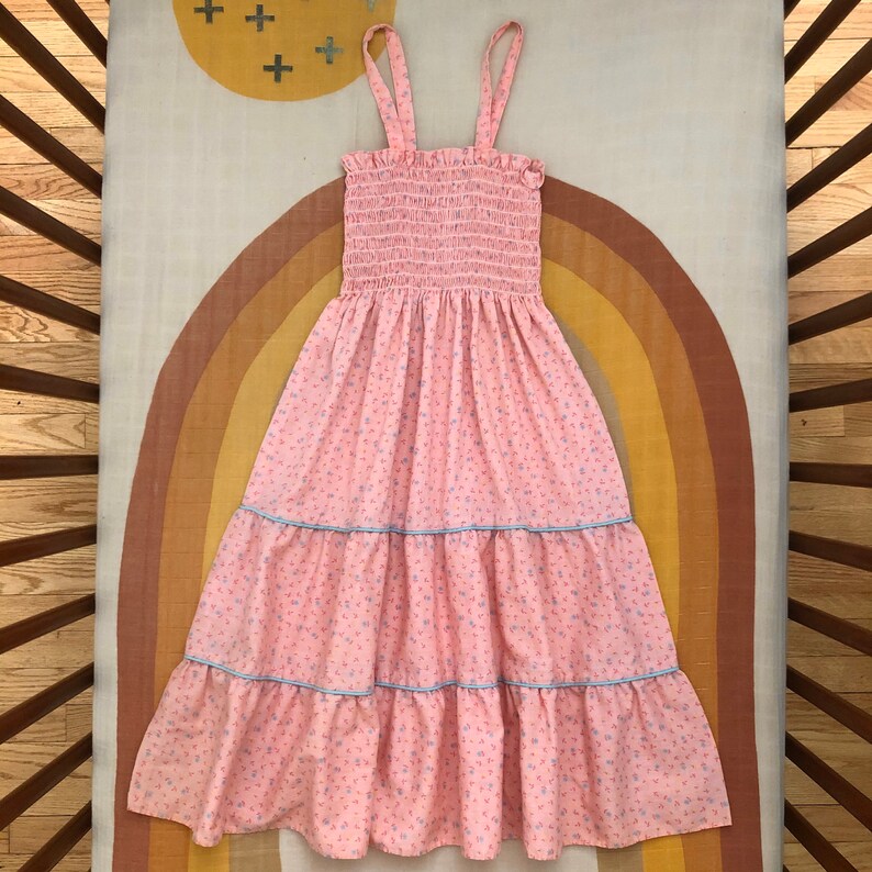 Vintage Girl/'s Vintage Pink Ditsy Floral Print Prairie Style Tiered Midi Dress with Smocking