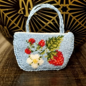 Puppenhaus Miniatur bestickte Tasche, 1:12 Maßstab Tasche für Puppe, Puppenhaus blaue Tasche mit Erdbeere, Sommertasche für Puppe